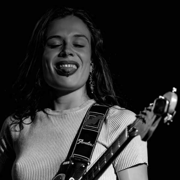 Frank elise lounici salopette jaune artist siinger song writer lead voice